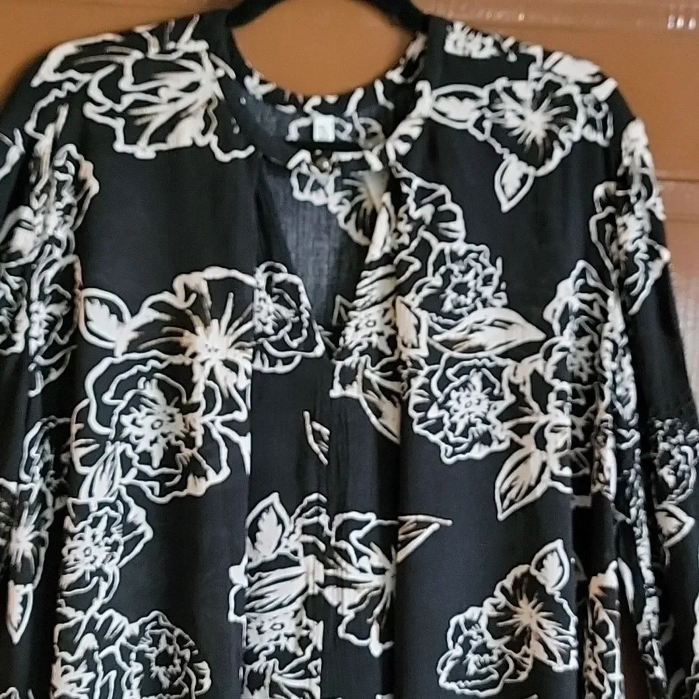 Free People-blk/iv/tan long sleeved print top with band around neck. S/M. NWT.